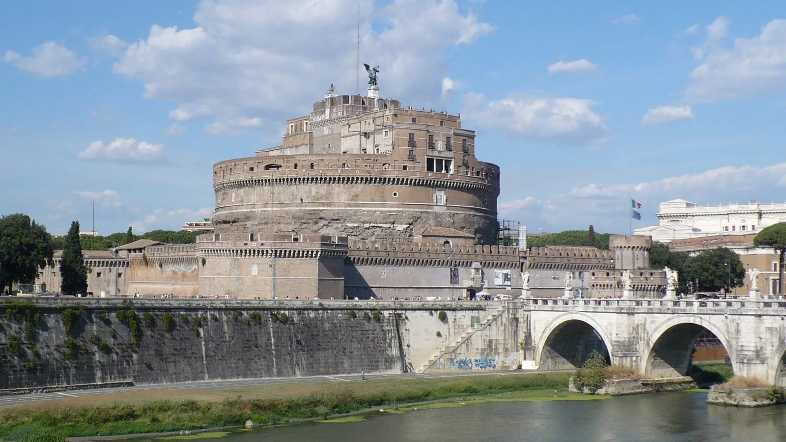 Castel Sant'Angelo visto dall'altra sponda del Tevere, con il ponte in primo piano