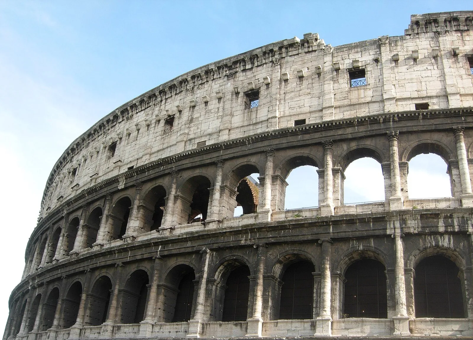 Veduta del Colosseo a Roma illuminato dalla luce del mattino