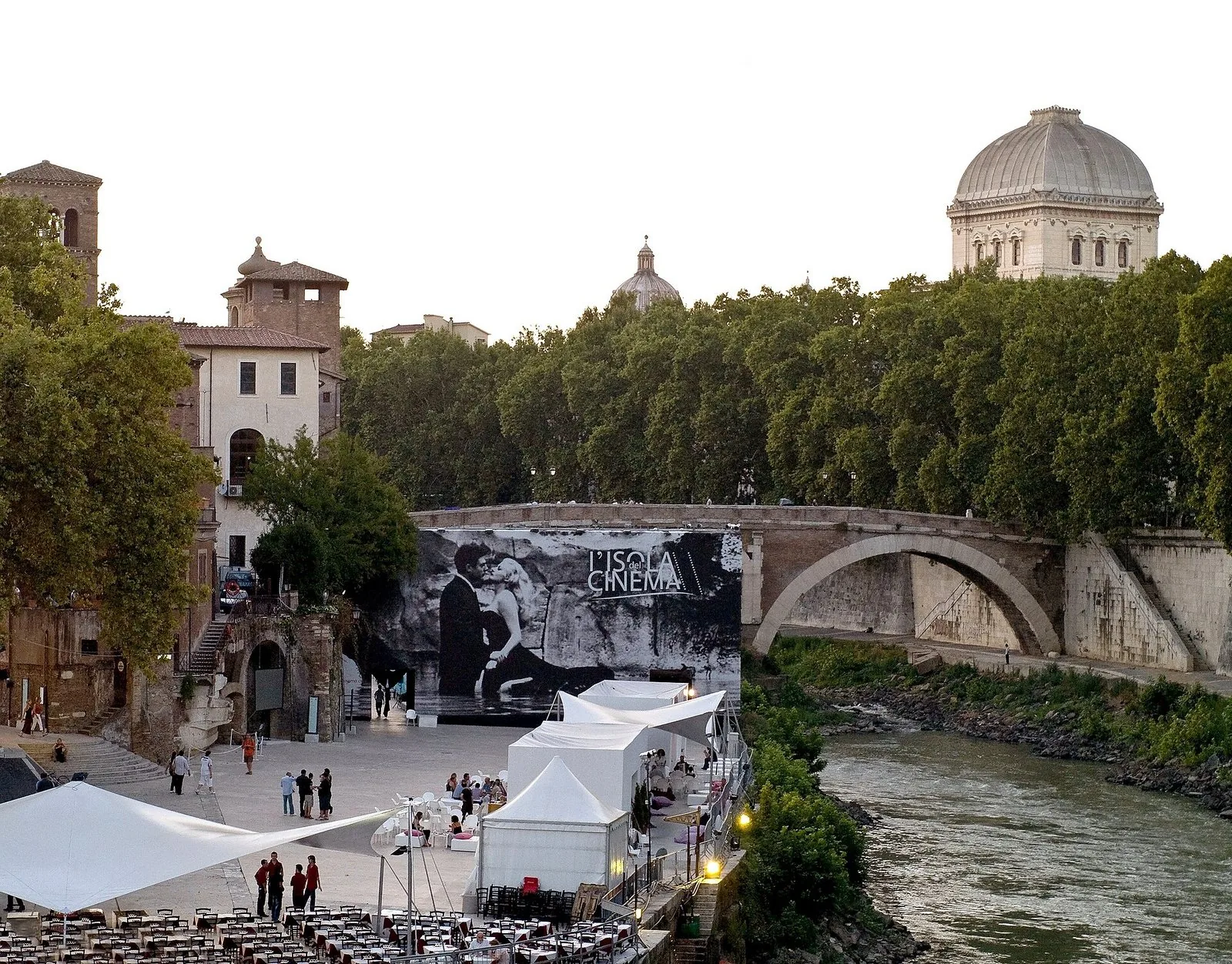 Le banchine del Tevere all'altezza dell'Isola Tiberina, con gli stand della rassegna estiva