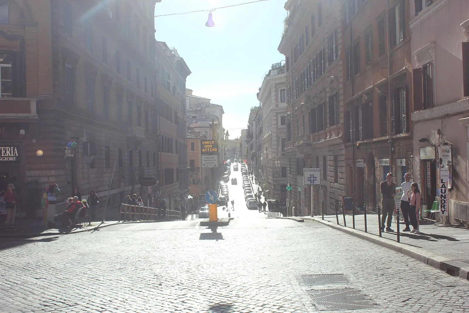 Una via del centro di Roma all'ingresso di una zona a traffico limitato