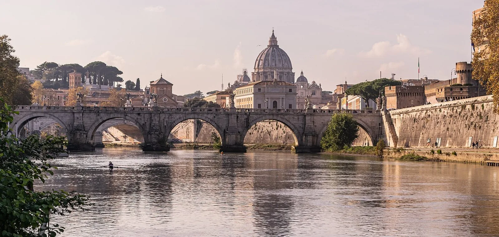 Ponte Sant'Angelo sul Tevere a Roma con le statue degli angeli e Castel Sant'Angelo sullo sfondo