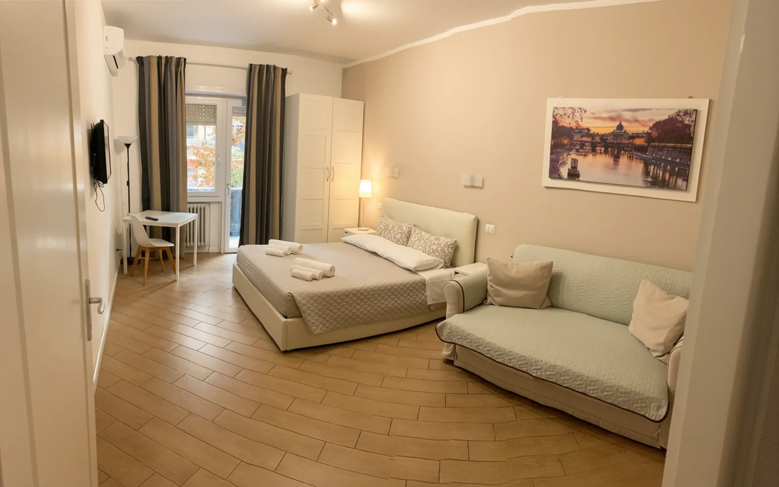 Il letto matrimoniale della camera, visto dall'ingresso